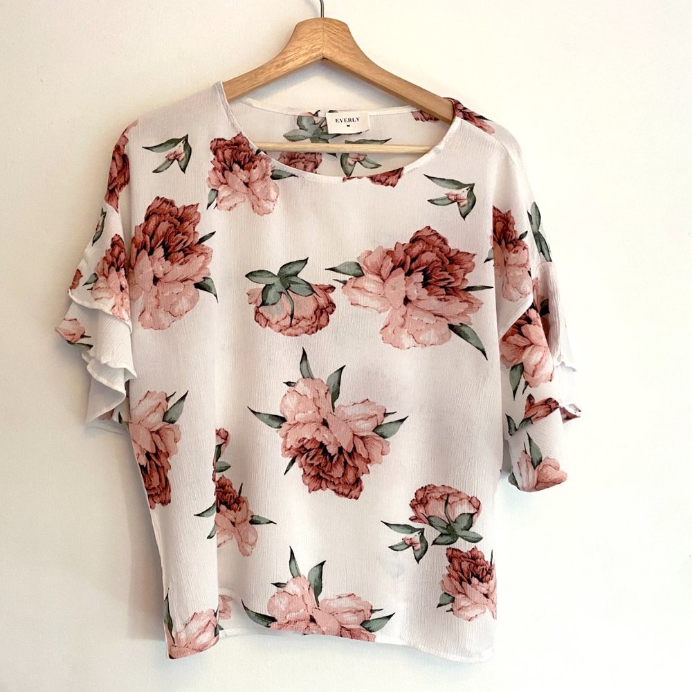 Everly | White Floral-Print Flutter Sleeve Top | Medium